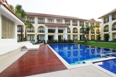 The red deck beside the water