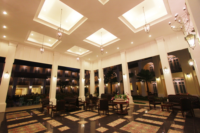 The open colonnaded lobby at Khamthana, looking out to the courtyard