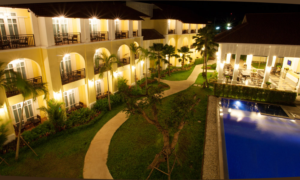 The courtyard, pool and colonial wings of Khamthana Hotel, Chiang Rai